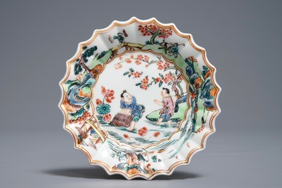 Een Chinese famille rose kop en schotel met vissers, Yongzheng