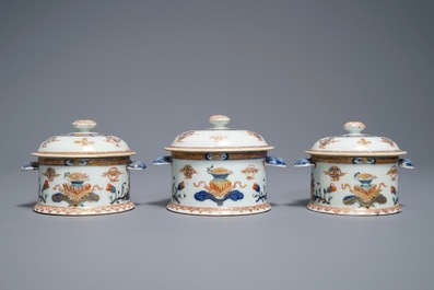 Drie ronde Chinese dekselterrines van het servies van Koning Lodewijk XV van Frankrijk, Yongzheng, ca. 1732