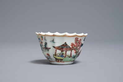 Een Chinese famille rose kop en schotel met vissers, Yongzheng