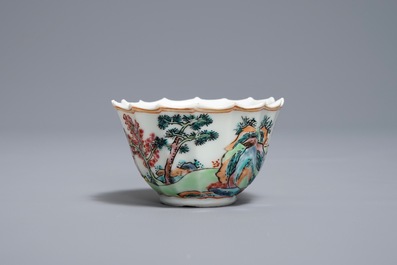 Een Chinese famille rose kop en schotel met vissers, Yongzheng