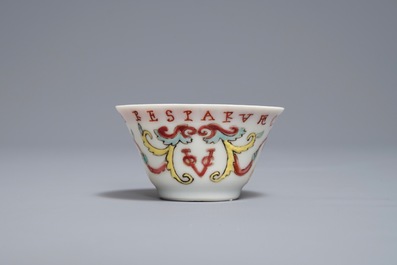 Une tasse et soucoupe en porcelaine de Chine famille rose armori&eacute; pour le VOC, dat&eacute;e 1728, Yongzheng
