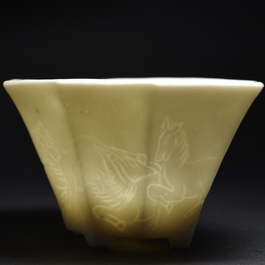 Une paire de coupes octagonaux en porcelaine blanc de Chine de Dehua &agrave; d&eacute;cor anhua, &eacute;poque Transition