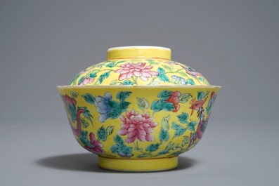 Een Chinese famille rose dekselkom voor de Straits of Peranakan markt, 19e eeuw