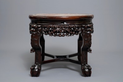 Un socle en bois sculpt&eacute;, marbre et incrustations de nacre, Chine, 19/20&egrave;me