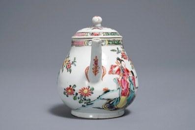 Une th&eacute;i&egrave;re couverte en porcelaine de Chine famille rose, Yongzheng