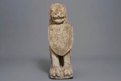 Un grand mod&egrave;le d'un lion tenant un bouclier, prob. Flandres, 17&egrave;me
