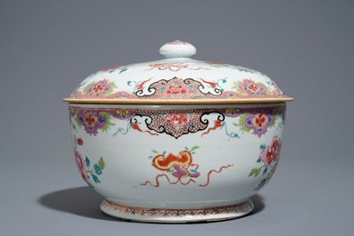Une terrine couverte en porcelaine de Chine famille rose &agrave; d&eacute;cor floral, Qianlong