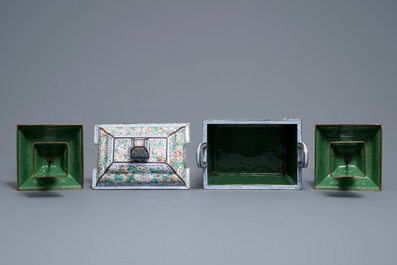 Une garniture d'autel en &eacute;maux de Canton &agrave; d&eacute;cor millefleurs, Chine, Qianlong