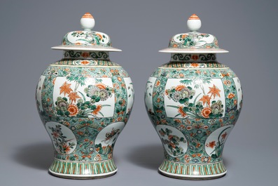 Een paar Chinese famille verte dekselvazen met floraal decor, 19/20e eeuw