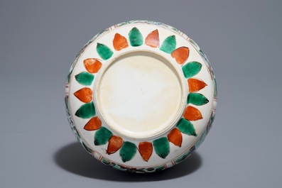 Een Chinese famille verte hookah-basis met floraal decor, Kangxi