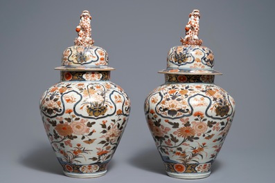 Une paire de vases couverts en porcelaine de Japon, Edo, 17&egrave;me