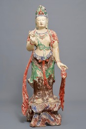 Une grande figure de Guanyin en bois sculpt&eacute; et polychrom&eacute;, Chine, 18/19&egrave;me