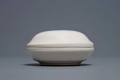 A Chinese round Dehua blanc de Chine box and cover with incised design, Ming/Qing