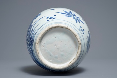 Un pot en porcelaine de Chine bleu et blanc, &eacute;poque Transition