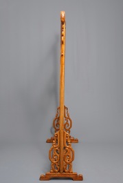 Deux barres portantes en bois sculpt&eacute;, Chine, 20&egrave;me
