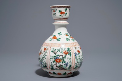 Een Chinese famille verte hookah-basis met floraal decor, Kangxi