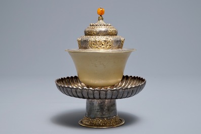 Un bol rituel en jade sur support en argent dor&eacute;, Tibet, 19&egrave;me