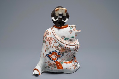 Een Japanse Imari kandelaar in de vorm van een Bijin, Edo, 17/18e eeuw