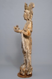Een grote Chinese houten sculptuur van Guanyin, Ming