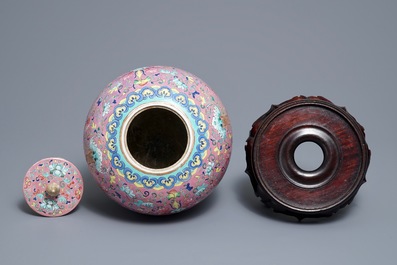 Un pot couvert en porcelaine de Chine famille rose, 19&egrave;me