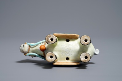 Un mod&egrave;le d'un cheval en porcelaine de Chine famille rose, Qianlong