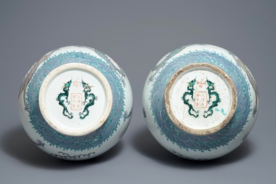 Une paire de vases de forme bouteille en porcelaine de Chine doucai, marque de Qianlong, 19&egrave;me
