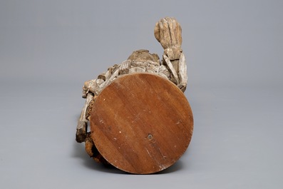 Een grote Chinese houten sculptuur van Guanyin, Ming