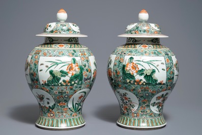 Een paar Chinese famille verte dekselvazen met floraal decor, 19/20e eeuw