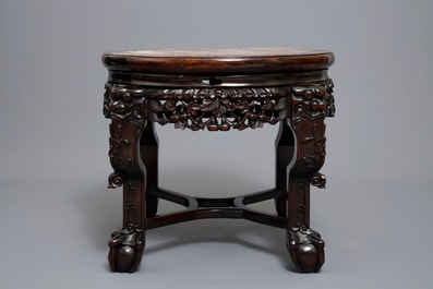 Un socle en bois sculpt&eacute;, marbre et incrustations de nacre, Chine, 19/20&egrave;me