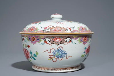 Une terrine couverte en porcelaine de Chine famille rose &agrave; d&eacute;cor floral, Qianlong