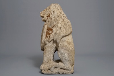 Un grand mod&egrave;le d'un lion tenant un bouclier, prob. Flandres, 17&egrave;me