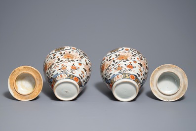 Une paire de vases couverts en porcelaine de Japon, Edo, 17&egrave;me