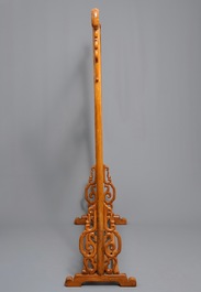 Deux barres portantes en bois sculpt&eacute;, Chine, 20&egrave;me