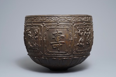 Une grande jardini&egrave;re en bronze &agrave; d&eacute;cor en relief, marque de Xuande, Chine, Ming