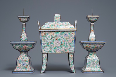 Une garniture d'autel en &eacute;maux de Canton &agrave; d&eacute;cor millefleurs, Chine, Qianlong
