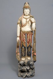 Une grande figure de Guanyin en bois sculpt&eacute; et polychrom&eacute;, Chine, 18/19&egrave;me