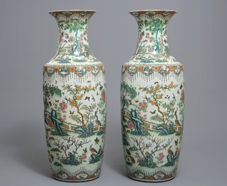 Une paire de grands vases en porcelaine de Chine famille rose, 19&egrave;me