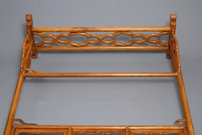 Deux barres portantes en bois sculpt&eacute;, Chine, 20&egrave;me