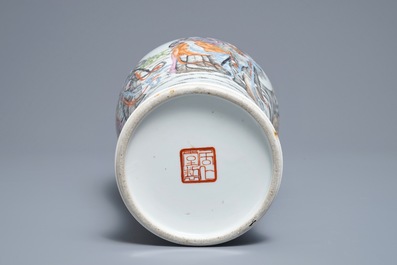Un vase en porcelaine de Chine famille rose, marque de Ju Ren Tang, 20&egrave;me