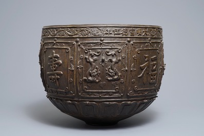 Une grande jardini&egrave;re en bronze &agrave; d&eacute;cor en relief, marque de Xuande, Chine, Ming