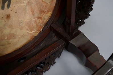 Un socle en bois sculpt&eacute;, marbre et incrustations de nacre, Chine, 19/20&egrave;me