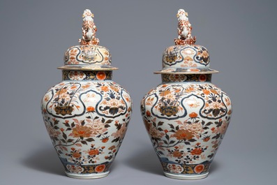 Une paire de vases couverts en porcelaine de Japon, Edo, 17&egrave;me