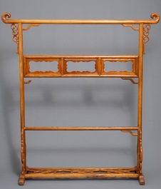 Deux barres portantes en bois sculpt&eacute;, Chine, 20&egrave;me