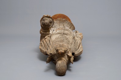Een grote Chinese houten sculptuur van Guanyin, Ming