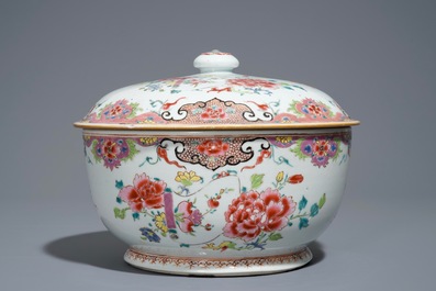 Une terrine couverte en porcelaine de Chine famille rose &agrave; d&eacute;cor floral, Qianlong