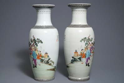 Een paar Chinese famille rose vazen met figuren, Qianlong merk, 20e eeuw