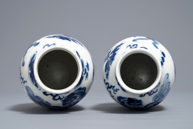 Une paire de vases en porcelaine de Chine bleu et blanc, marque de Kangxi, 19&egrave;me