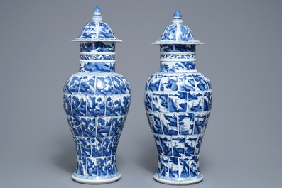 Une paire de vases couverts en porcelaine de Chine bleu et blanc, Kangxi
