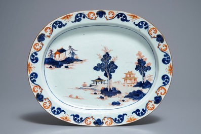 Une terrine couverte sur son support en porcelaine de Chine de style Imari, Qianlong