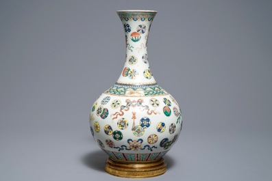 Un vase de forme bouteille en porcelaine de Chine famille rose sur socle en bronze, 19&egrave;me